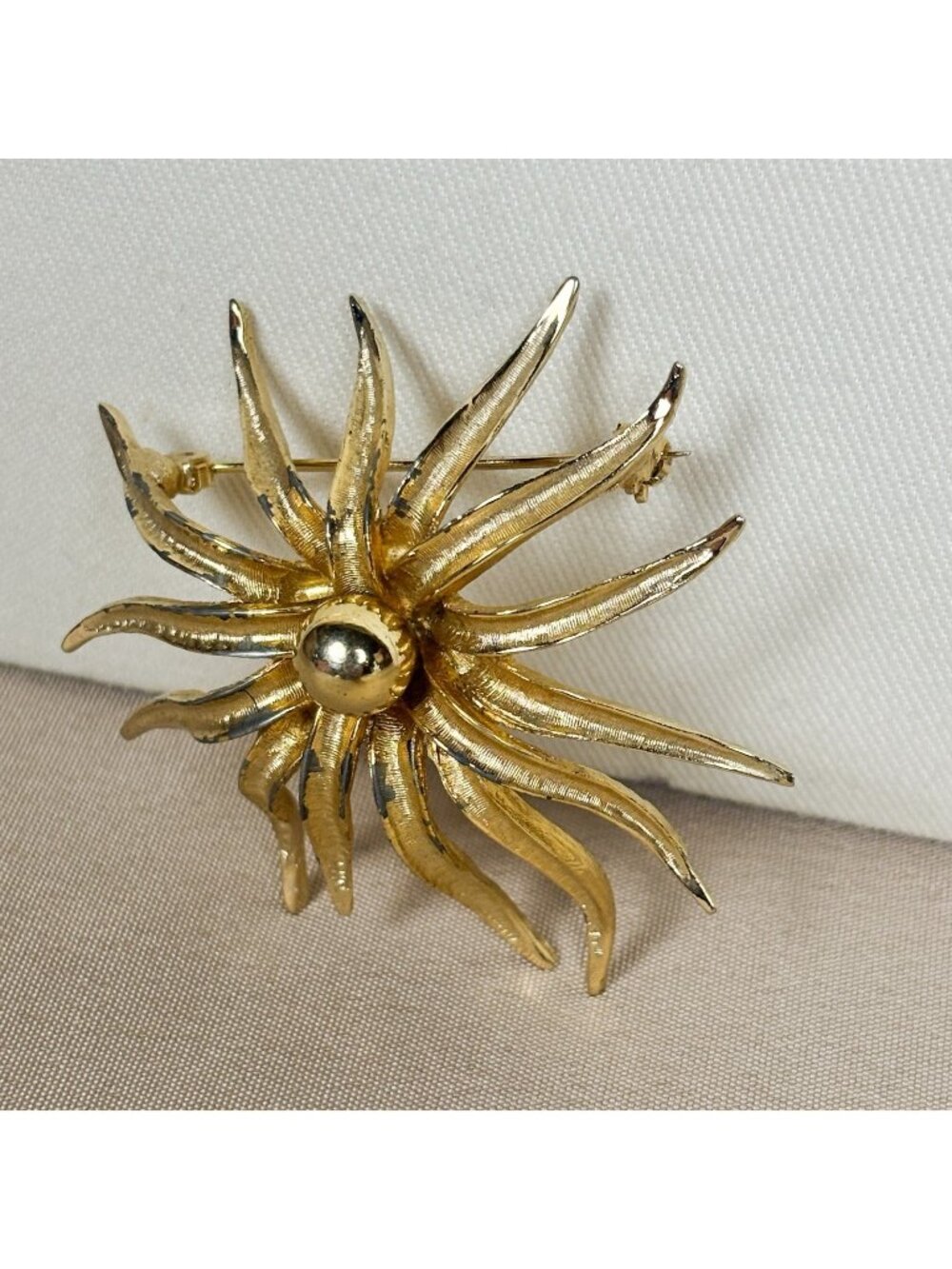 Vintage Signed Capri Mid Century Gold Tone 3D Starburst Brooch Pin C3
